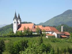 Na gradišču stojita župna cerkev Matere Božje in Frančiškanski samostan